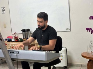 Um encontro que inspira: visita do escritor e músico André Gandolfo à Fundação Mirim